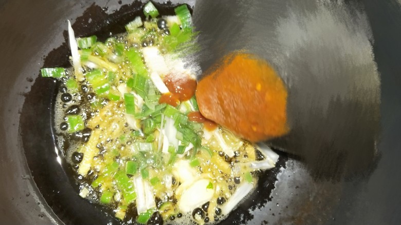 酸汤龙利鱼,闻到食材香味，放入一勺蒜蓉辣椒再次翻炒10秒左右