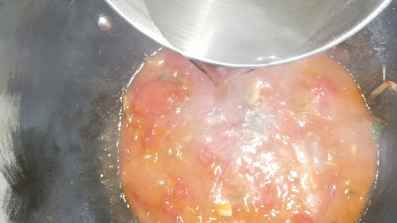 酸汤龙利鱼,西红柿翻炒至再无块状加入少半碗凉水盖锅盖熬五分钟