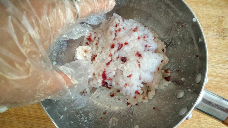 奶香蔓越莓米糕――剩米饭秒变高逼格小甜品,将蔓越莓碎和米饭一起抓拌均匀。