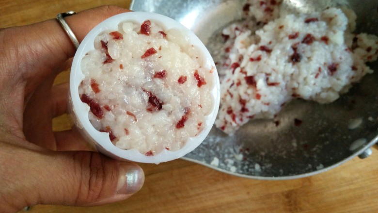 奶香蔓越莓米糕――剩米饭秒变高逼格小甜品,压入模具中。