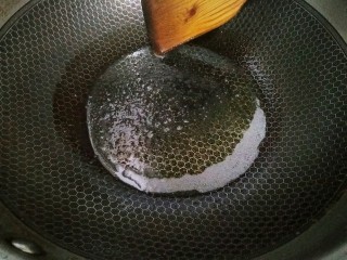 青椒肉丝,锅里烧热，下的油稍微比平时炒菜的多一点