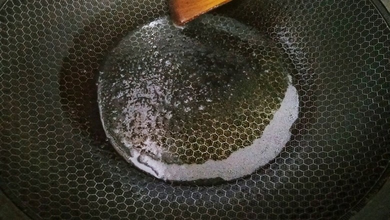 青椒肉丝,锅里烧热，下的油稍微比平时炒菜的多一点