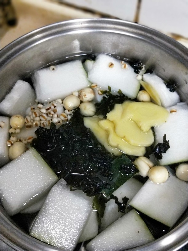 连皮冬瓜薏仁汤,所有材料放入瓦锅，注入冷水。