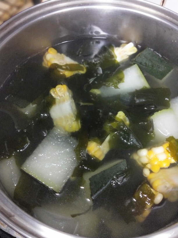 连皮冬瓜薏仁汤,开火，待水开以后煮一个小时，确保冬瓜变透明，莲子软烂。