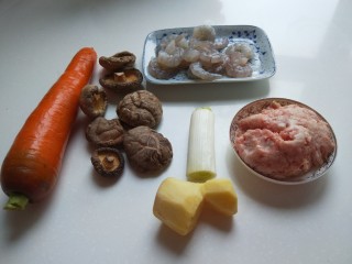猪肉胡萝卜香菇虾仁包子,食材:猪肉馅500克，胡萝卜1个，香菇7个，鲜虾仁12个