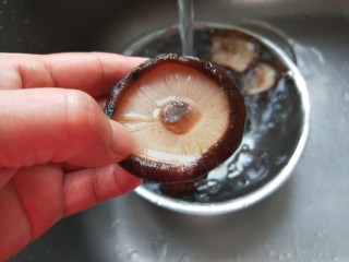 猪肉胡萝卜香菇虾仁包子,干香菇提前泡发，冲洗干净。