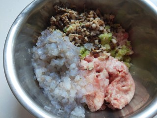 猪肉胡萝卜香菇虾仁包子,把肉馅虾仁香菇葱姜末放入盆中。