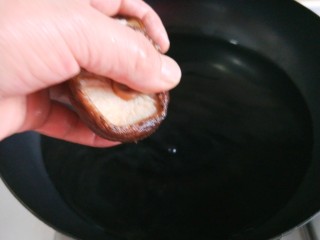 猪肉胡萝卜香菇虾仁包子,锅中放适量水烧开，放入香菇。