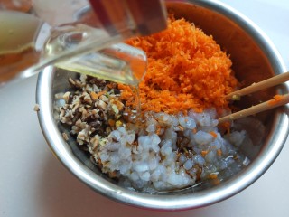 猪肉胡萝卜香菇虾仁包子,加入适量花生油。