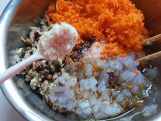 猪肉胡萝卜香菇虾仁包子,加入适量鸡粉。