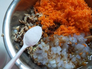 猪肉胡萝卜香菇虾仁包子,加入适量盐。