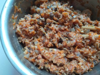 猪肉胡萝卜香菇虾仁包子,搅拌均匀。