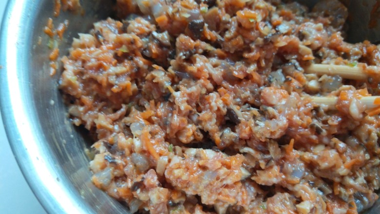 猪肉胡萝卜香菇虾仁包子,搅拌均匀。