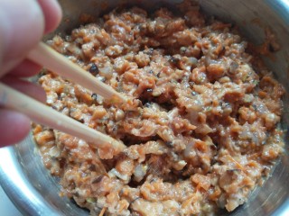 猪肉胡萝卜香菇虾仁包子,往一个方向搅拌均匀备用。