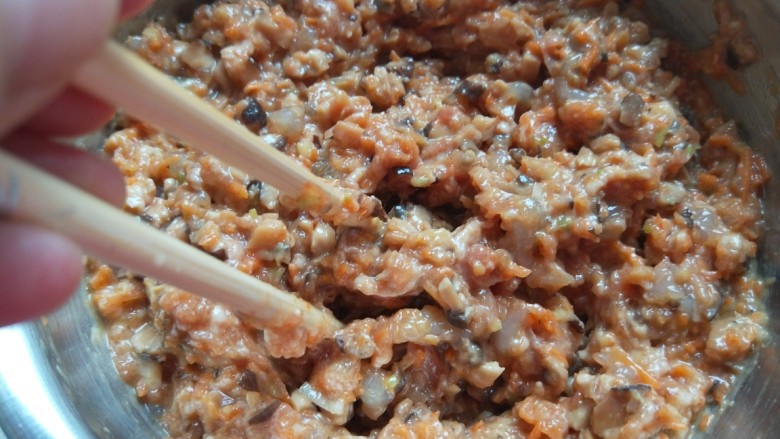 猪肉胡萝卜香菇虾仁包子,往一个方向搅拌均匀备用。