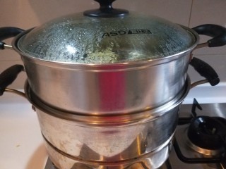 猪肉胡萝卜香菇虾仁包子,盖上锅盖二次发酵20分钟，后打开火蒸15钟即可关火。