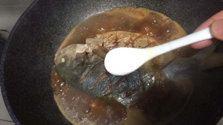 红烧鲳鱼,鱼炖约20分钟后汤汁浓稠，加入适量盐