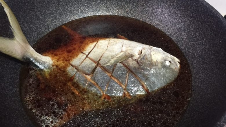 红烧鲳鱼,再加入清水莫过鱼身，盖锅盖中火炖煮