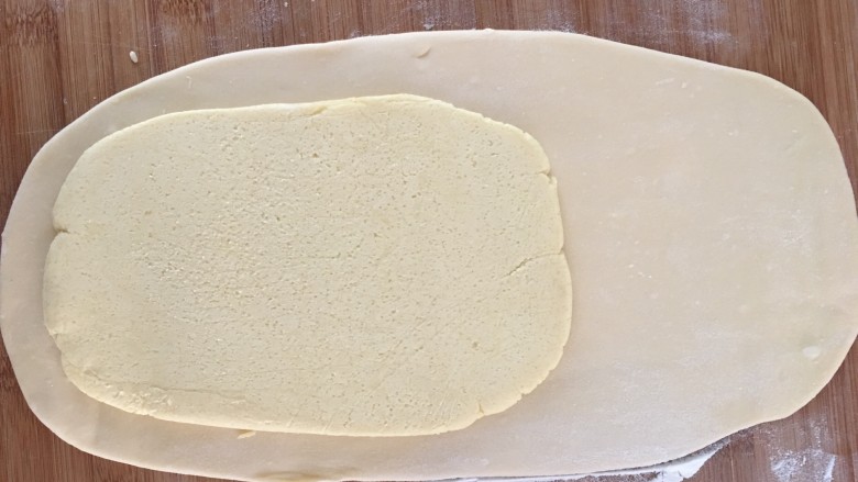 枫糖包,将黄油包入面皮中，如图所示
