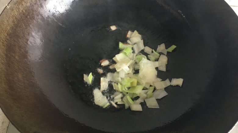 酱油时蔬炒饭,热锅倒油下入葱