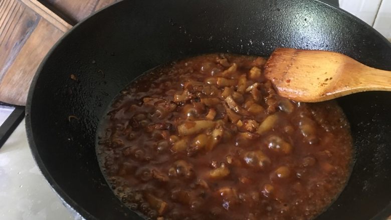 红烧猪肉面,煮沸后，汤汁浓稠状态转入电压锅。