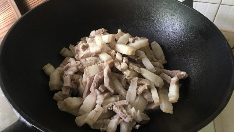 红烧猪肉面,除去血水后留下煮熟的净猪肉丁，大火炒香、爆出猪油来。