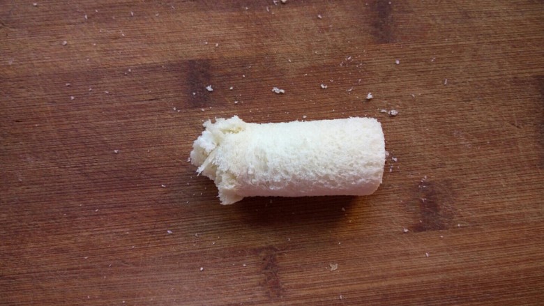 红豆沙核桃土司卷,自下而上紧紧的卷起来接口处可以涂抹点蛋液帮助粘合。