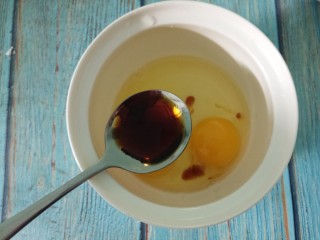 虾仁滑蛋,然后鸡蛋打入碗中，加入一勺生抽