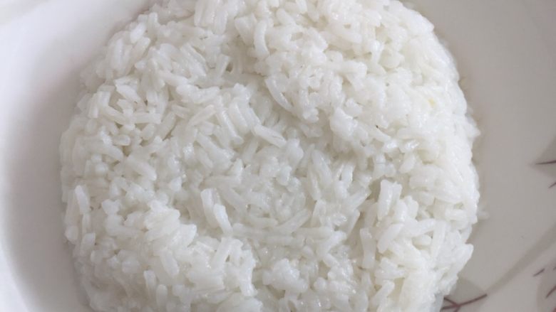 巧虎拌饭,将米饭整成圆状