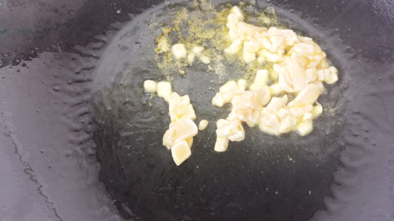 香菇青椒黑胡椒意面,然后锅里热油，把鸡肉炒香。