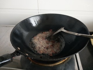 干煸豆角,锅里入油加入花椒炒香加入肉丝