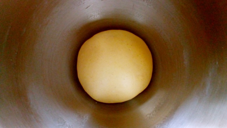 全麦奶香南瓜排包,将揉好的面团整形，盖上保鲜膜，室温发酵。