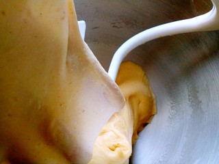 全麦奶香南瓜排包,开4档高速揉至扩展阶段。此时可以抻出薄而有韧性的膜就可以了。