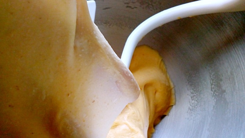 全麦奶香南瓜排包,开4档高速揉至扩展阶段。此时可以抻出薄而有韧性的膜就可以了。