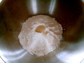 全麦奶香南瓜排包,将主料中除黄油以外的其它原材料按照底层液体、糖、盐，中层粉类，上层酵母的顺序放入厨师机。