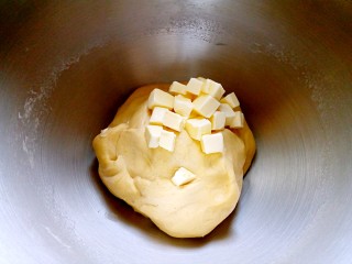 全麦奶香南瓜排包,加入室温软化的黄油。