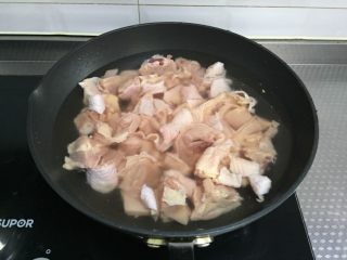 高压锅版香菇鸡,鸡腿切块，凉水下锅焯5分钟捞出后冲去血末子备用