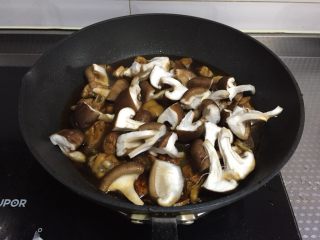 高压锅版香菇鸡,香菇切块，攥干水分放入锅中同时撒盐，炒匀