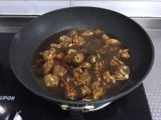 高压锅版香菇鸡,加入开水，与鸡肉齐平即可，不用太多
