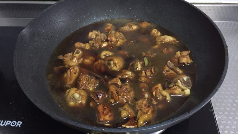 高压锅版香菇鸡,加入开水，与鸡肉齐平即可，不用太多