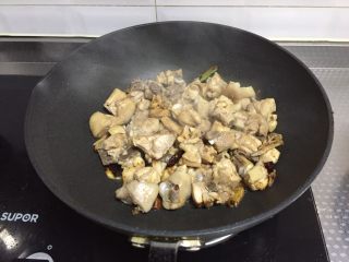 高压锅版香菇鸡,倒入焯好的鸡块翻炒均匀