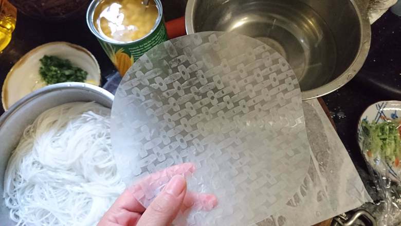 清爽米皮春卷,取出一张米纸春卷皮在温水浸泡15秒取出