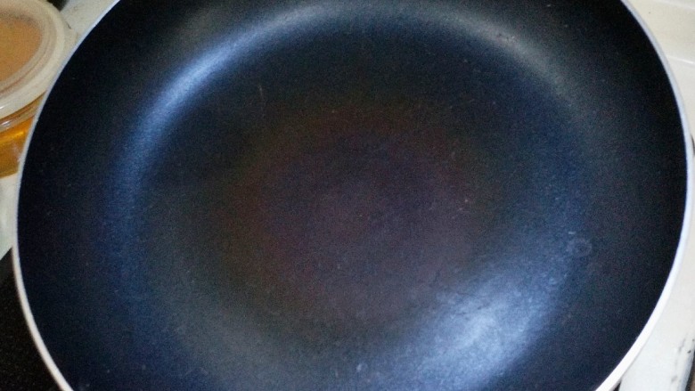 松饼蜜桃派~,准备一好不粘锅，小火热锅。