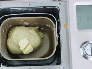 南瓜小餐包,启动和面程序10分钟后加入黄油，再次启动和面程序10分钟