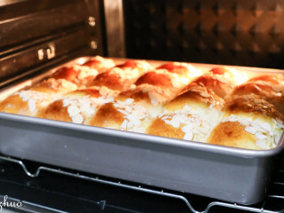 南瓜小餐包,待烘烤20分左右，面包基本上色至满意状态，即可覆盖一层锡纸。