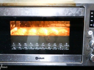 南瓜小餐包,放入东菱烤箱，上下火160度，最底层烘烤30分钟，无需预热烤箱。