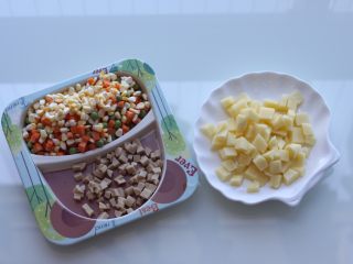 芝士焗饭,将土豆、胡萝卜洗净和火腿肠、青豆、西兰花一起切好备用