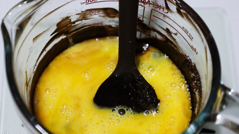 醇黑巧克力裂纹曲奇,分两至三次加入打散的蛋液拌匀。