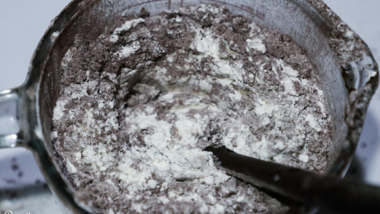 醇黑巧克力裂纹曲奇,筛入低粉，可可粉，和泡打粉拌匀。