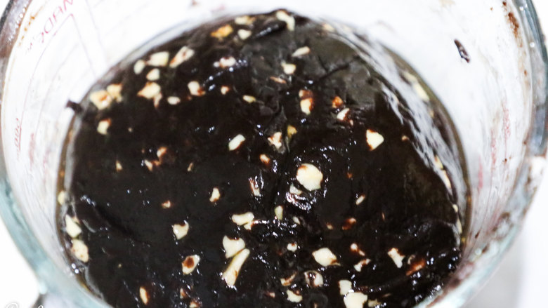 醇黑巧克力裂纹曲奇,盖上保鲜膜，放入冰箱冷藏一夜变硬。